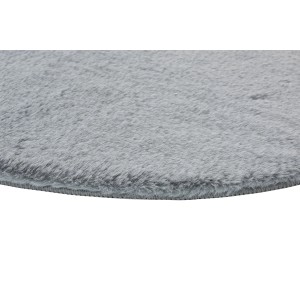 Zbliżenie okrągłego, szarego dywanu shaggy.