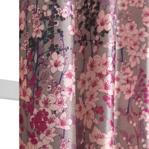 Dekoracyjna zasłona we wzory kwiatowe (t.b.t.) do dekoracji okien.