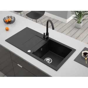 Czarny zlewozmywak granitowy t.b.t. z ociekaczem i baterią na blacie kuchennym.