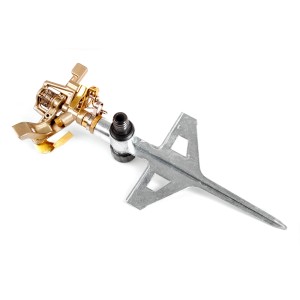 Metalowy zraszacz do trawy t.b.t. z kolcem do ziemi.