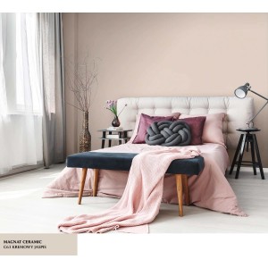 Sypialnia z kremowo-białą farbą na ścianach. Kolorowe farby do ścian.