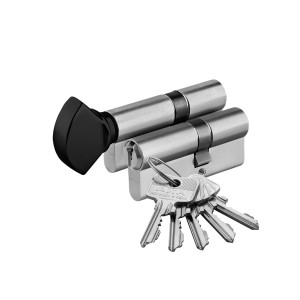 Srebrny cylinder zamka do drzwi z kluczami.