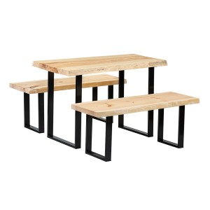 Zestaw stołowy z jasnego, heblowanego drewna z czarnymi metalowymi nogami.