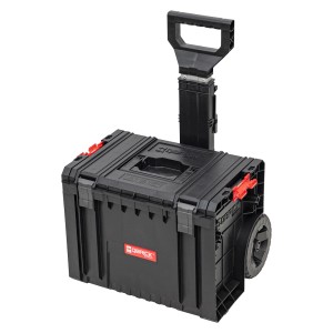 Czarna skrzynka narzędziowa t.b.t. z teleskopowym uchwytem i kółkami.