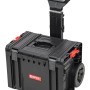 Czarna skrzynka narzędziowa t.b.t. z teleskopowym uchwytem i kółkami.