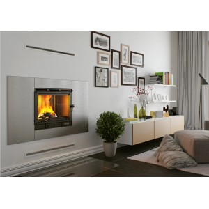 Nowoczesny kominek t.b.t. z obudową ze stali nierdzewnej i palącym się ogniem w salonie.