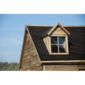 Zbliżenie drewnianego domku ogrodowego t.b.t. z lukarną.