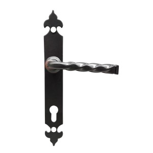 Czarny zestaw klamek do drzwi z skręconym uchwytem do drzwi wewnętrznych.