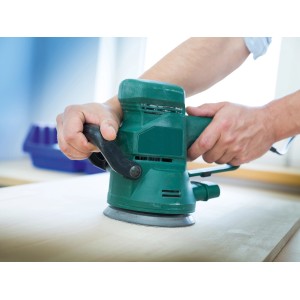 Szlifierka mimośrodowa z nakładką ścierną LUX Ø 150 mm, ziarnistość 240 podczas pracy na drewnie.