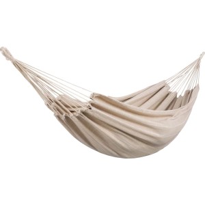 Beżowy hamak z zawieszeniem do ogrodu.