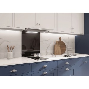 Czarny panel kuchenny (t.b.t.) między blatem a szafką wiszącą.