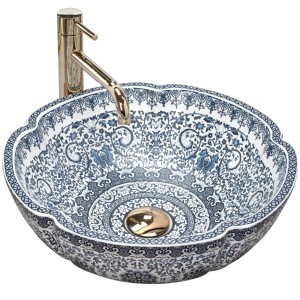 Dekoracyjna umywalka nablatowa z niebiesko-białym wzorem i złotą baterią.