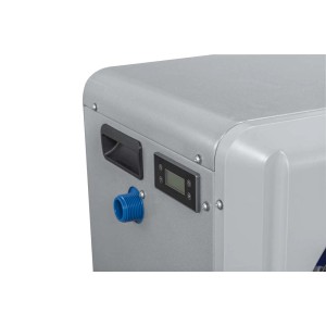 Zbliżenie szarej pompy ciepła do basenu z niebieskim złączem i wyświetlaczem cyfrowym.