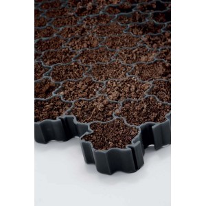 Zbliżenie czarnego podestu t.b.t. wypełnionego ziemią.