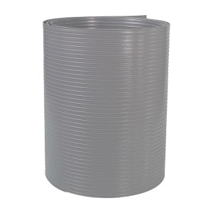 Zwinięta szara mata ogrodzeniowa t.b.t., zbliżenie.