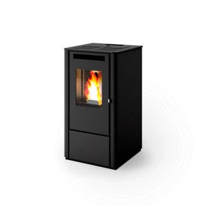 Czarny piec na pellet t.b.t. z szybą i płomieniami.