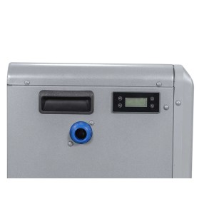 Zbliżenie szarej pompy ciepła do basenu z elementami sterującymi i niebieskim złączem.