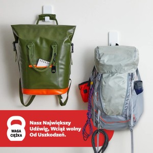 Dwa plecaki wiszące na samoprzylepnych haczykach.