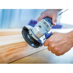 Tarcza szlifierska LUX do szlifierki mimośrodowej Ø 125 mm, ziarnistość 80 w użyciu na drewnie.