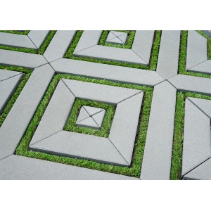 Szare płyty tarasowe t.b.t. ze wzorem kwadratów i zielonymi spoinami z trawy.