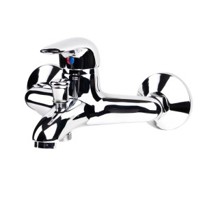 Błyszcząca, chromowana bateria wannowa t.b.t. do montażu ściennego.