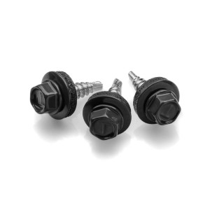 Trzy czarne wkręty do blachy z łbem sześciokątnym i podkładką uszczelniającą.