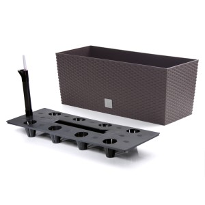 Brązowa skrzynka na kwiaty z systemem nawadniania.