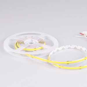 Zwinięta, świecąca na żółto taśma LED (t.b.t.) na białej szpuli.