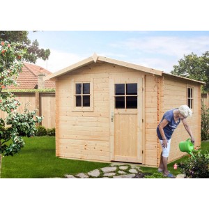 Jasny drewniany domek ogrodowy z kobietą podlewającą kwiaty.