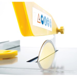 Szczegółowy widok przecinarki do płytek CMI C-FSM-180/600 z tarczą diamentową.