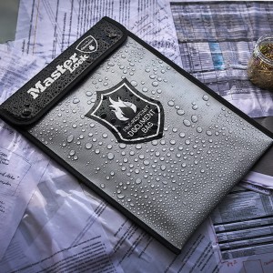 Torba na dokumenty Master Lock, ognioodporna i wodoodporna, pojemność 2,8 l.