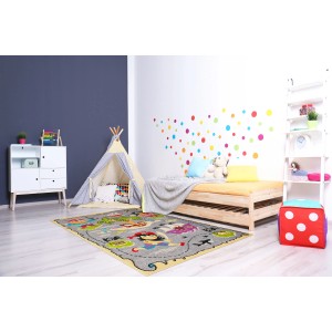 Pokój dziecięcy z szarym, krótkowłosym dywanem z motywem pirackim.