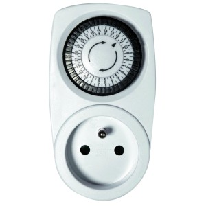 Biały zegar gniazdkowy do sterowania domem.