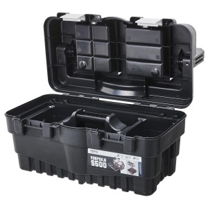 Otwarta, czarna skrzynka narzędziowa t.b.t. ze srebrnymi zatrzaskami. Idealna do przechowywania narzędzi.