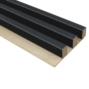 Panel ścienny t.b.t. z czarnymi listwami na dekorze drewnianym.