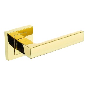 Złota klamka do drzwi o kwadratowym designie do nowoczesnych drzwi.