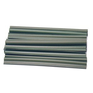 Ułożone w stos zielone profile mat ogrodzeniowych t.b.t.