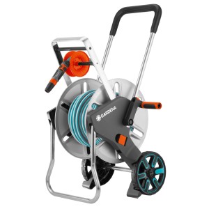 Zestaw wózka na wąż Gardena Aqua Roll M z wężem 30 m i zraszaczem.