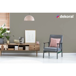 Pokój dzienny z farbą do ścian t.b.t. w kolorze szaro-brązowym. Dekoracyjne wnętrze z fotelem i komodą.