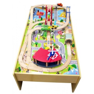 Stół do zabawy z drewnianą kolejką i akcesoriami dla dzieci do zabawy i radości.