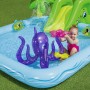 Centrum zabaw wodnych Bestway Aquarium ze zjeżdżalnią, ośmiornicą i dzieckiem w wodzie.