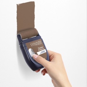 Ręka z wałkiem do malowania ścian (t.b.t.) w kolorze brązowym. Idealny do testowania odcieni.