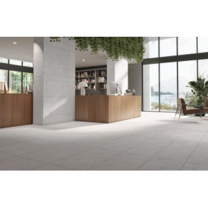 Jasne pomieszczenie z szarymi płytkami podłogowymi t.b.t. Nowoczesny wystrój wnętrz.