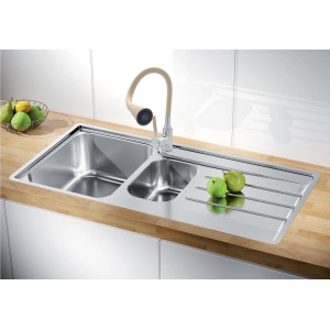 Zlewozmywak kuchenny z baterią jednouchwytową, zlewozmywak ze stali nierdzewnej z ociekaczem i beżową baterią.