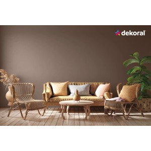 Salon z brązową ścianą i meblami z rattanu. Kolorowa farba do ścian.