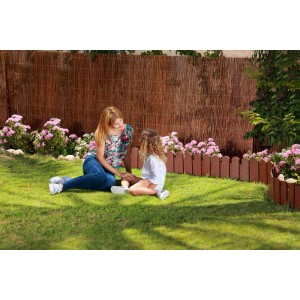 Brązowe plastikowe obrzeże trawnikowe z matką i dzieckiem w ogrodzie.