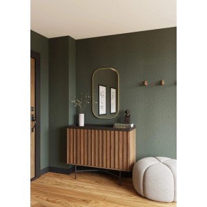 Dekoracyjny kredens z lustrem i akcesoriami w przedpokoju.