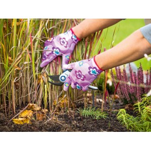 Praca w ogrodzie w rękawicach ogrodowych LUX Nitryl rozmiar 7, fioletowe w kwiatowy wzór.