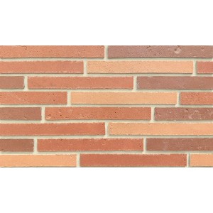 Dekoracyjna ściana z cegły w różnych odcieniach brązu.