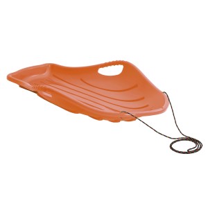 Pomarańczowe sanki ze sznurkiem do ciągnięcia, idealne do zimowej zabawy na śniegu.